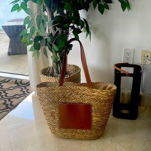 Beautiful beach tote with pocket front and inside zipper.